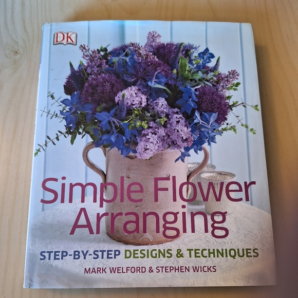 Simple Flower Arranging by Mark Welford and Stephen Hicks Hardcover Book - Picture 1 of 6